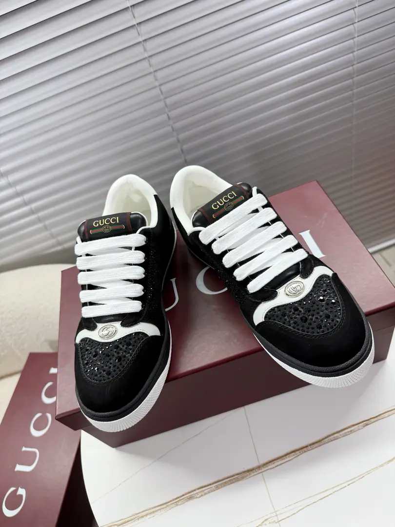 Gucci~~The latest couple's water-drive sneakers.. Leisure shoes.. Little dirty shoes.~~ ZPDevelop plain version. Metal binaryGCrystal cylinder. bling blingThe drill is hot.~~ Original syrup of the pastry of the cattle., The old flower cloth is burning the drill., It's the original cow skin., The foot-stamping emulsion., OriginalTPUOtsumi!(Lower width, Upper Narrow) 35—40/39—45Positive