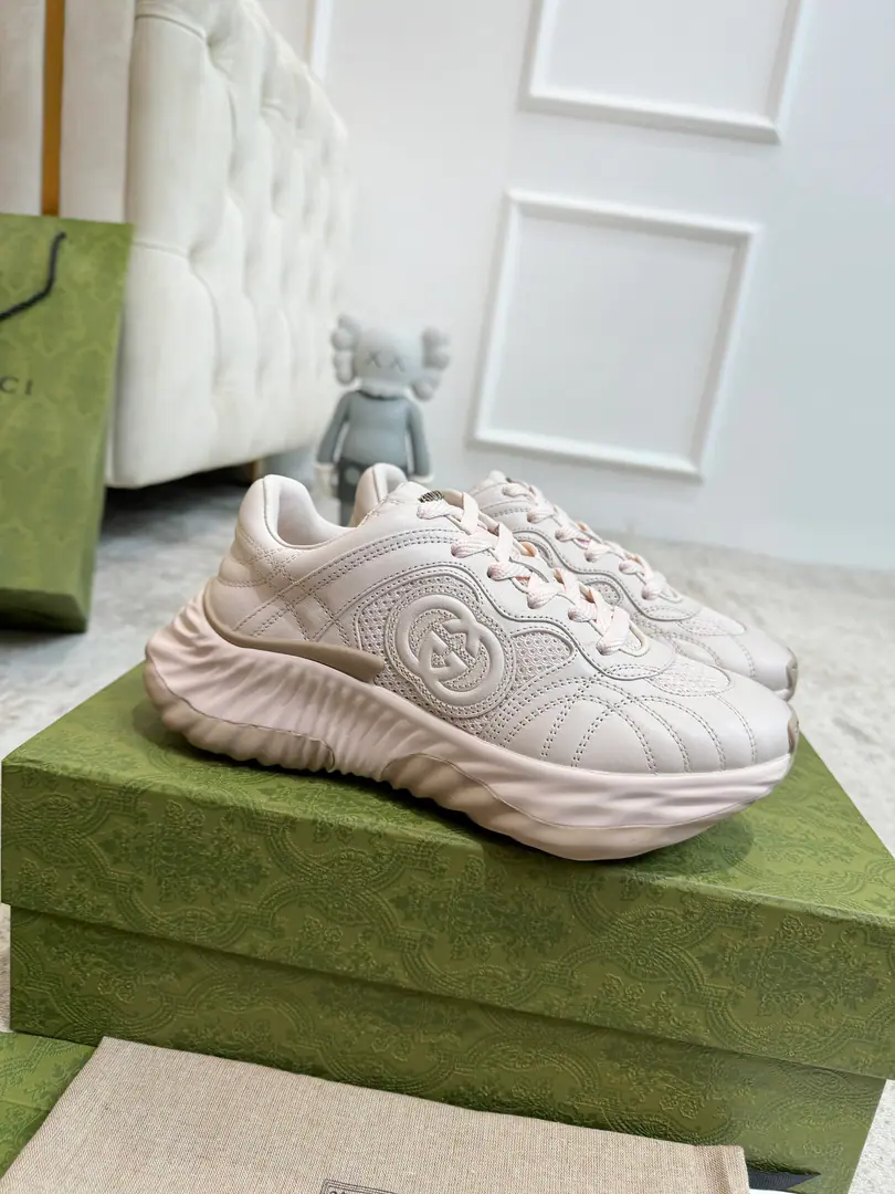35–40 39—45 Gucci RippleInnovative sewing processes are used in the series of sneakers, ♪ Makes a stream like water ♪ It's moving.. Leather design with 3D rectangular double buttonGLeather fittings andGucciLetter Metal accessories, By3DThe quality of the flow of the whole efficacious shoe..