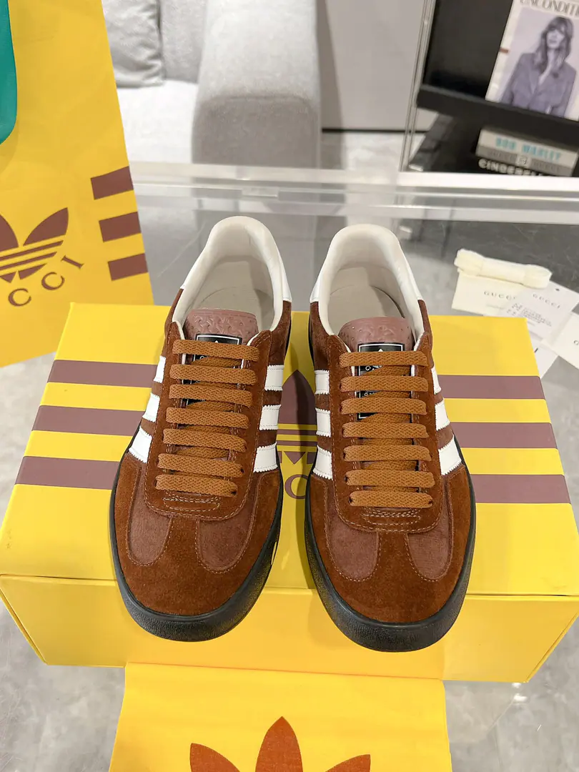 New upgrade Women Men Gucci x Adidas Joint contributions 23ss Fashion week show. Only correct top version of German shoes❗️❗️Global intensity of fire💯Web-wide maximum version contribution❗️❗️The couple's first. Codes:35-46（45.46I'll make sure I don't change it.）