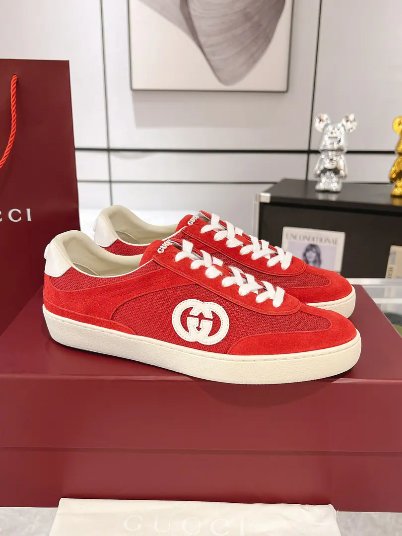 Upgrade Gucci Couples.GLeisure shoes. White shoes. ❗️❗️😎Original procurement development Make the goods. Innovative suture processes are used for production, Makes a water-like flow quality.. Leather design with 3D rectangular double buttonGLeather fittings andGucciLetter accessories, By3DThe quality of the flow of the whole efficacious shoe. Send a cabinet for fine packaging Shoe.: Cows are counter-feat.➕Network Codes:35-45（Women41.45I'll make sure I don't change it.）