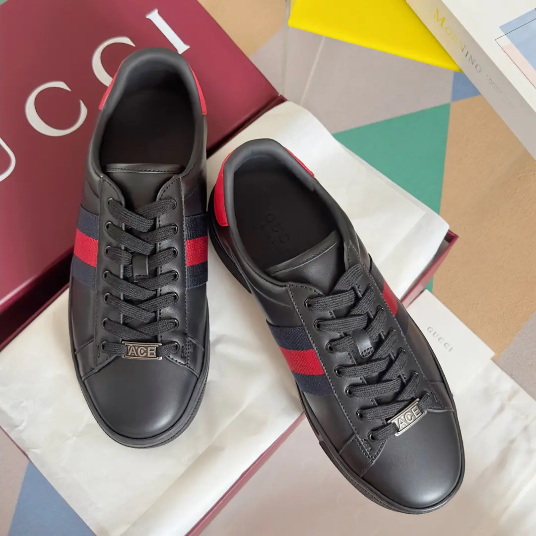 Top Version: Couple money. GucciGood riddance.AceSeries Thick Honeybee. White shoes. Couple money. Leisure Sports shoes Since the beginning of the world,, AceThe series of sneakers has become one of the leading characters in brand narratives.. The new series is designed with a very low profile., The match is for details., ♪ Shine the sports shoe style ♪. Tie with fixed garb“ACE”Metal sign, The thick structure is a shoe-like thing.. GucciThe classic red striped strips add charm to the whole design. Send a cabinet for fine packaging🛍📦 ▪️Fabulous.: Original import of head-level cattle skin ▪️Uchi.: Original custom custom customised soft sheep skin ▪️Shoes under the sole.: Original OpenTPUSlipboard Base ▪️Bottom: 5CM ▪️Size: Female35-40 / Men39-45