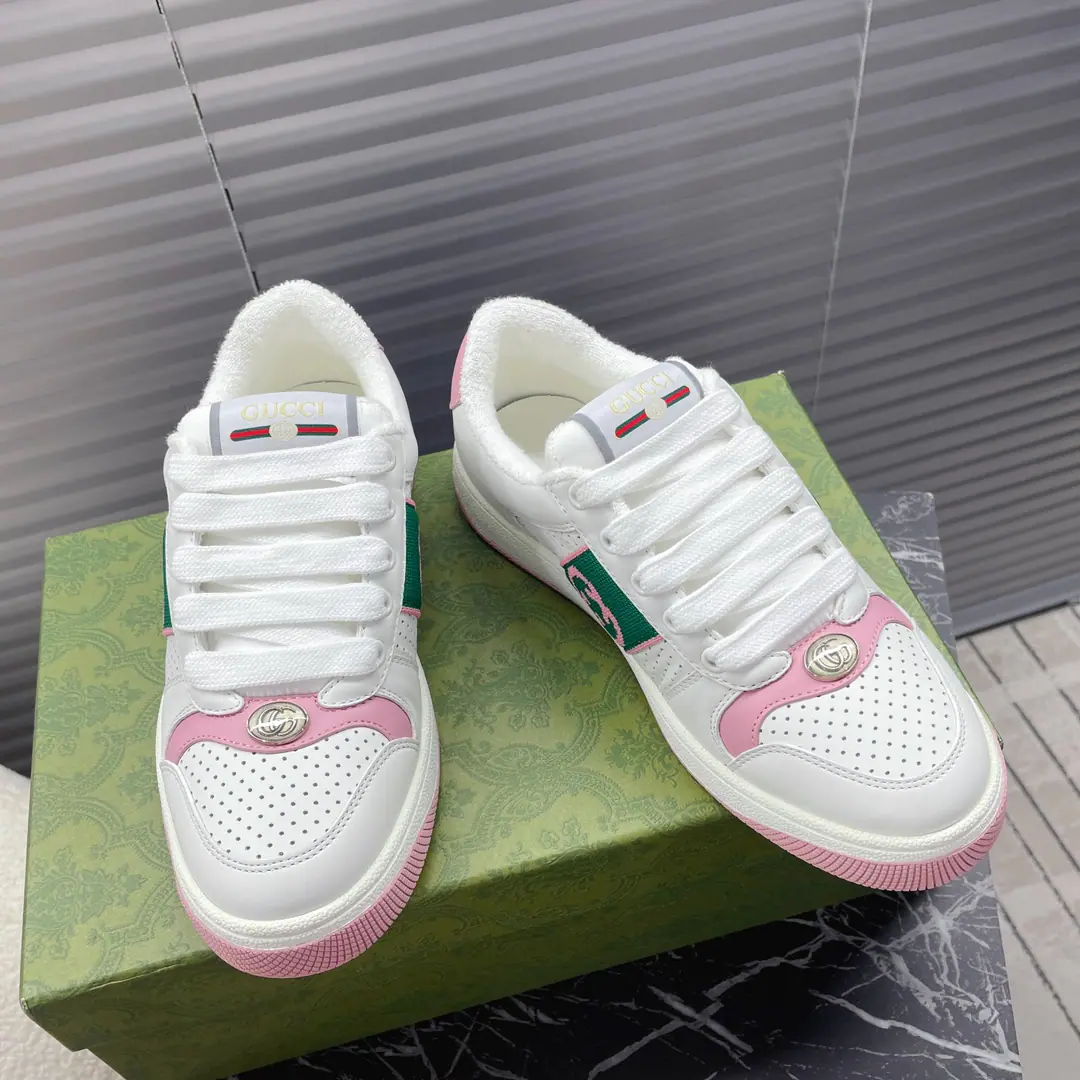 Gucci~~The latest couple's Internet-eye sneakers.. Leisure shoes.. Little dirty shoes.…… ZPDevelop plain version. Metal binaryGCrystal cylinders. GucciOriginal Sweeding…… Original steel-printed cow-coloured fabric, The original towel is more delicate and soft and more comfortable., The foot-stamping emulsion., OriginalTPUOtsumi!(Lower width, Upper Narrow) Women35—40Positive