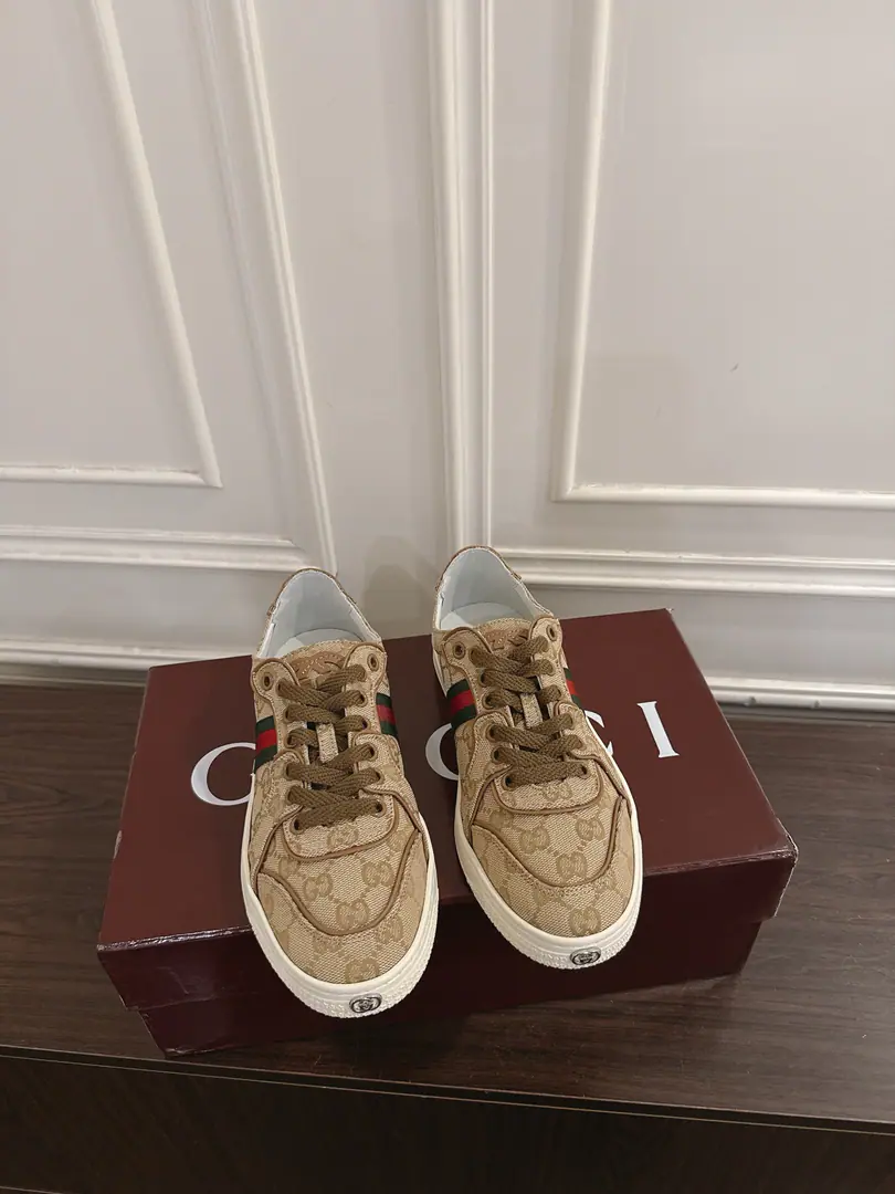 Gucci StretchA series of couple-soldier sneakers. This new, soft and flexible shoe is a new brand-marked sports shoe., Yes.《La Famiglia》New members to the series.. The sneakers were made with a flexible skin-skinner heart., Every pair of shoes is treated manually., It's a unique shoe-shoe.. ♦️The cow's skin is pierced and used as a shoe. ♦️Italian import base ♦️Codes35-46（Women41 45.46I'll make sure I don't change it.）