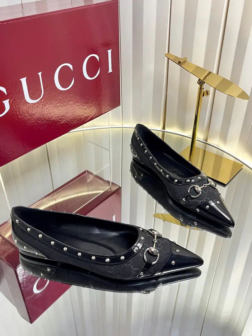 GucciThe ladies' brand new shoes are the most classic.Logo❗❗ A little less pompous than a pompous tribute., The skin of the sheep, which is soft behind the eye, can be dragged with sexual pressure., I'd better wear two pairs of shoes and wear pants.👖And dress.👗, There's no harm in getting in and out of any place.🤩, To integrate the deep roots of history with modern fashion.. ♪ With soft sheep leather craftsmen. A pair that meets the demands of the fairies. ❗Italian imports of sheep and open beads/DoubleGThe canvas. ❗Imported sheep-skins and feet from Italy ❗That's a big import., He's tall.1cm ❗35～42Code（40.41.42I'll make sure I don't change it.）