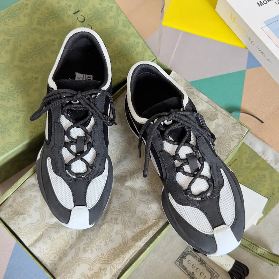 Top Version: Men GucciGustz! The latest blast. GHome. RUNSeries Couple money. Leisure Sports shoes Dad's shoes. Run-shoes. Original procurement development Make the goods. The design of this monolith draws inspiration from the world of sport., ThroughGucci♪ The new perspective ♪, The heart of the craftsman is incorporated into the details of the branding.. The two-streamed sneakers were crafted with white-fluffed material., Double-coloured rubber soles and double-buttonGDetails Send a cabinet for fine packaging🛍📦 ▪️ Fabulous.: Original customized import of head-level cattle skin ▪️ Uchi.: Imports of soft sheep skins ▪️ Shoes under the sole.: The original was a very light model.MDCombining rubber bottom ▪️ Bottom: 4CM ▪️ Size: Men39-45