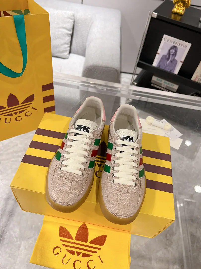 New upgrade Women Men Gucci x Adidas Joint contributions 23ss Fashion week show. Only correct top version of German shoes❗️❗️Global intensity of fire💯Web-wide maximum version contribution❗️❗️The couple's first. Codes:35-46（45.46I'll make sure I don't change it.）