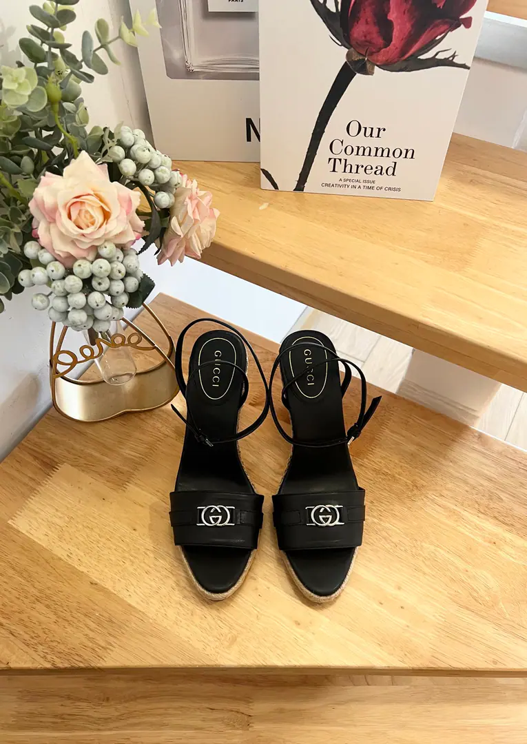 GUCCI Paris2026Springside and a sole. Oh, my God. Gucci This one.“Ines”The soles are made of soft super leather in Italy., Jute edged on the rubber bottom.. Stereotype LettersLogo The top and bottom of the sticker is double-edged.GButtons are more than... Show your breath.. The soles are thick.9centimetres Leather. The holster. Codes: 36-41