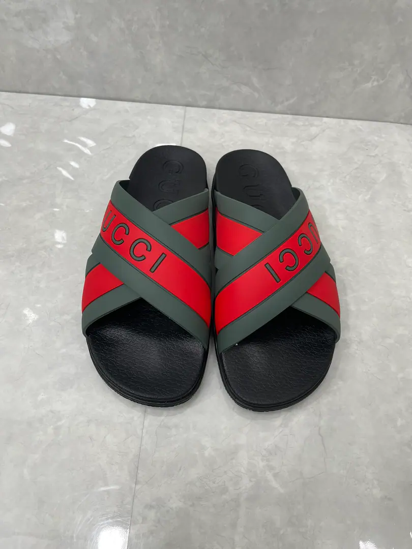 🌹Gucci The men and women of the official network are wearing rubber slippers. The hybrid style continues to enrich brand stories., I want to integrate unexpected elements into modern shape.. This slide sandal is made of rubber soles., It reminds me of the soles of the sneakers.. The table is made of the green and red combinations that are the most unique of brand stripes.. Green and redweeded rubber Same paragraph for men and women Cross-band. GucciPump flowers. Rubber soles Low-skin. 1.2" Height Italian manufacture Codes36～46Code