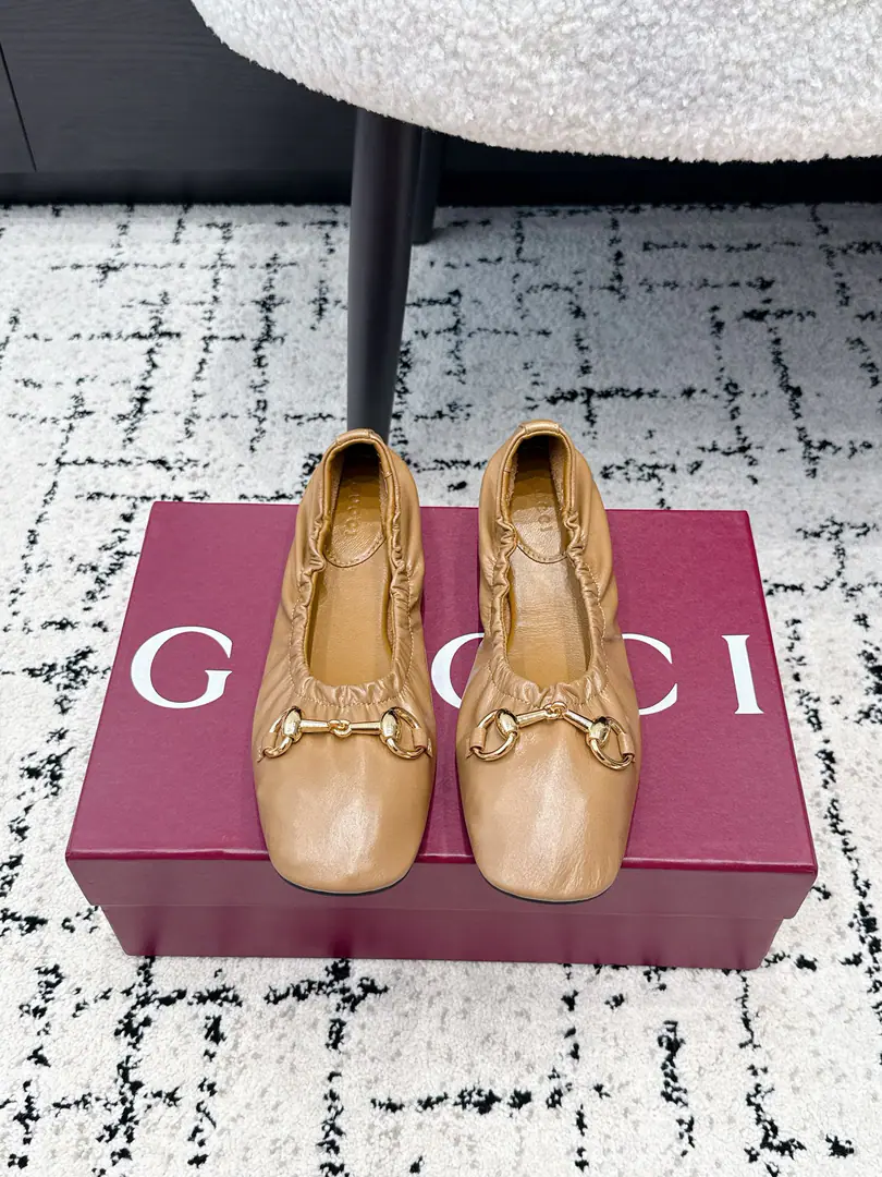 GucciGustz! 26/ PrimaThe series of ballet shoes with the classic metal-grade buttons and the flat-dancing shoes. 《Generation Gucci》The series explores brandy elements., ♪ I'm a man of my own ♪, "...to write a unique aesthetic chapter.. The brand-named horse-buttoned ballet soles spread modern graceful charm.. This shoe is a soft leather face., With flexy shoes., Perfectly blended comfort with casual style., And metal accessories with horse inspiration.. ✔️Fabulous.: Customize the ancient soft wax skin/- A sheep, a skin. ✔️Uchi.: Lamb skin. ✔️Otsumi!: The rubber floor. ✔️Size: 35-42（40 41 42Do it.）