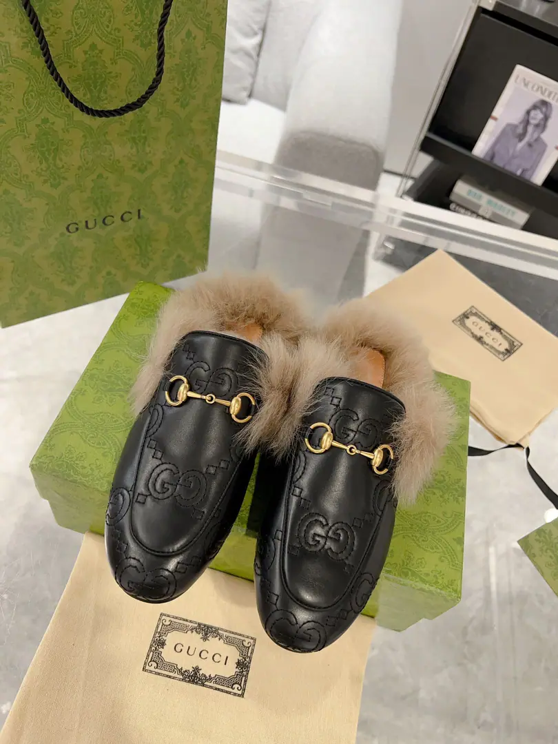 Plant price Top Version GUCCI, Shoe-faced material Leather., I'll put my feet on the back of my head., The series of slippers has become...GUCCIThe main one in the series., Don't be so mean and full of motten spirits., The apparel is a fashion interpretation of the horse's title, the lullaby shoes., The prettiest upgrade in the early spring series.. Codes35-40, 41No, no, no, no, no.