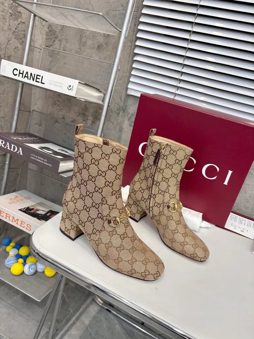 Plant prices GUCCI New Gucci. Fashion is a big deal. A smart fashion with round-shoe head and so on. Fabulous.: Importing cow skin Uchi.: Foot. Import of sheep skin He's tall.:5.5 Codes:35—42Code Remarks: 40 41 42 Do it.