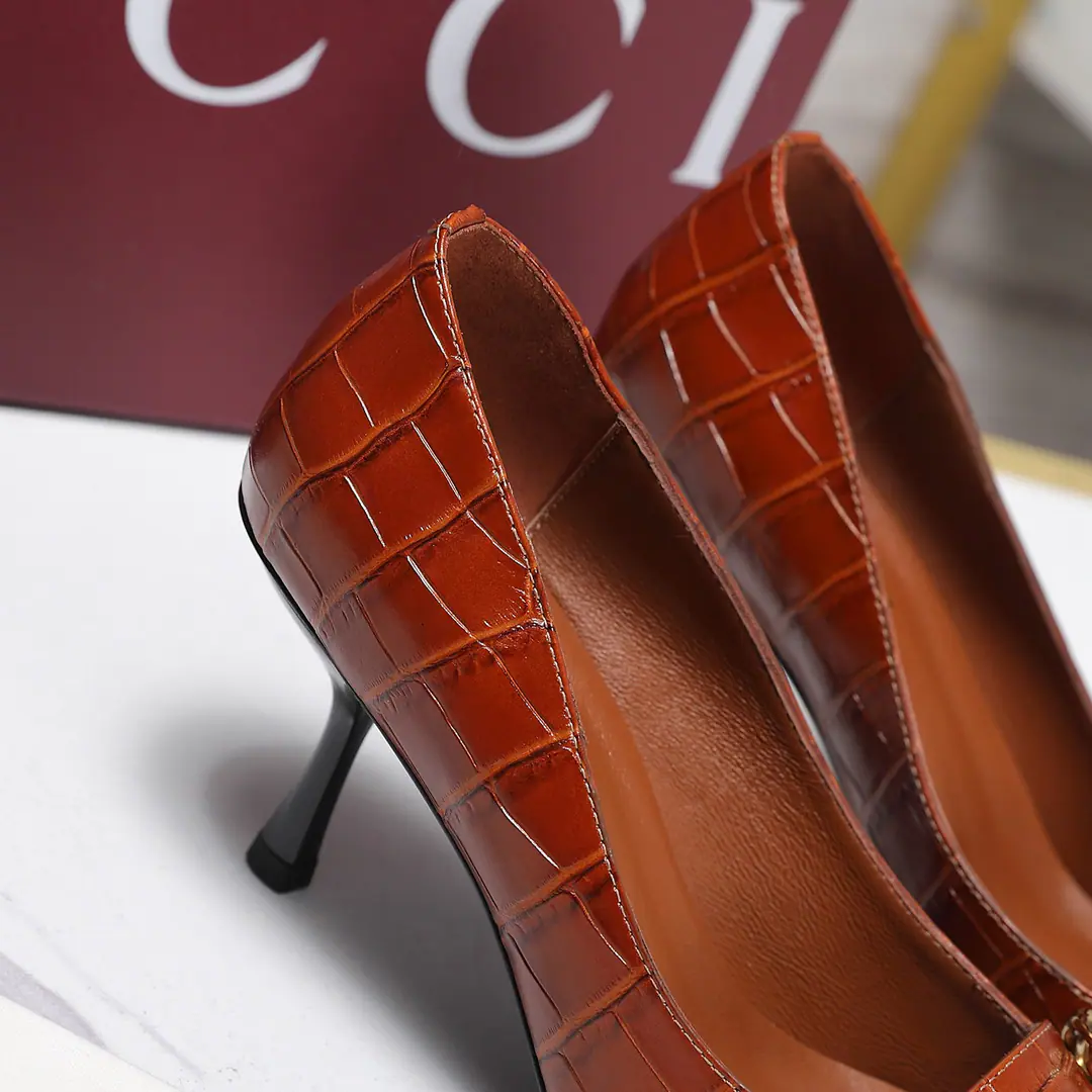 Unique.GuCCHigh-end fine. 2026Spring and summer.BombshellNew paragraphs in series🆕Super fine and shallow shoes. High heels fashion, sharp-headed, sensitive shoes.🔥The original juice original.!Every detail is carefully crafted., Can be associatedZGYeah, like one., No two qualities.！ Fabulous.: Import head-decked cow skin - It's a hardware.: The original modeling chain is a button. Uchi.／Foot.: High-end custom-made sheep skin He's tall.: 6.5 cm Otsumi!: Italian skin. Size: 35-42（40 41 42Do it., No re-election.） Full plate high end Ancola red packaging！ Price: Bullskins. Stone tattoos. Exploration2026Spring and summer series, The shoe money was meant to honor that glorious time.. This shoe is made of metal leather., The trick is to blend in the tip and the metal and the adornment., ♪ And let's all be different ♪💋