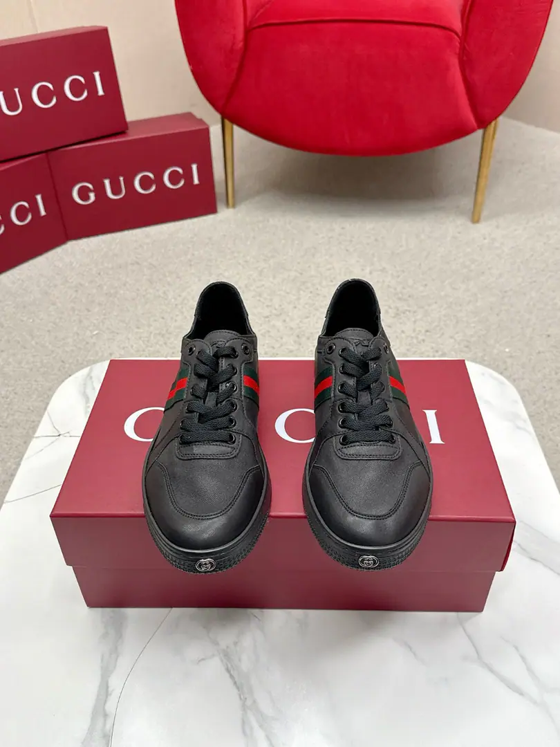 Gucci/Gustz! Stretch A series of couple-soldier leather sneakers.！ 2026Spring and Summer series is all new.. This brand-new shoe is re-enacted with a soft and flexible swirling stylish., Yes.La Famiglia♪ The series's newest. This sneaker is a soft, stylish sheep leather., Use manual processing to mark each design.. Uncoupled Design, Real leather can take off the shoes., The top of the shoe is a double-button.GMetal Details, Tag band fixed, Rubber flatbed shoes, The comfort of the hand-off is excellent., And a hundred or so., Full package！ Fabulous.:The original imported the original blue leather classic weave+Brand button. No liner. Female: 35-39 Men39-44 （Female40.41Men38.45I'll make sure I don't change it.）