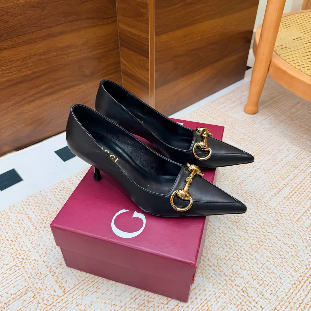 2026S Spring and summer.GucciThe new one is a sledgehammer. The shoes are the most classic.Logo, The suction is behind the pressure., I'd better wear two pairs of shoes and wear pants.👖And dress.👗There's no harm in getting in and out of any place.🩵High-quality cortex kittens and silver bright spots are more than comparable to the impact of visual shocks., Elegance and knowledge blend., A pair of shoes meets the demands of the fairies., The most beautiful of all.🩶 Shoe.: Bullskins. Uchi.: Lamb skin. He's tall.: Floor Otsumi!: That's a big one. He's tall.: 6.5cm Codes: 35-41（40, 41, 42Custom）