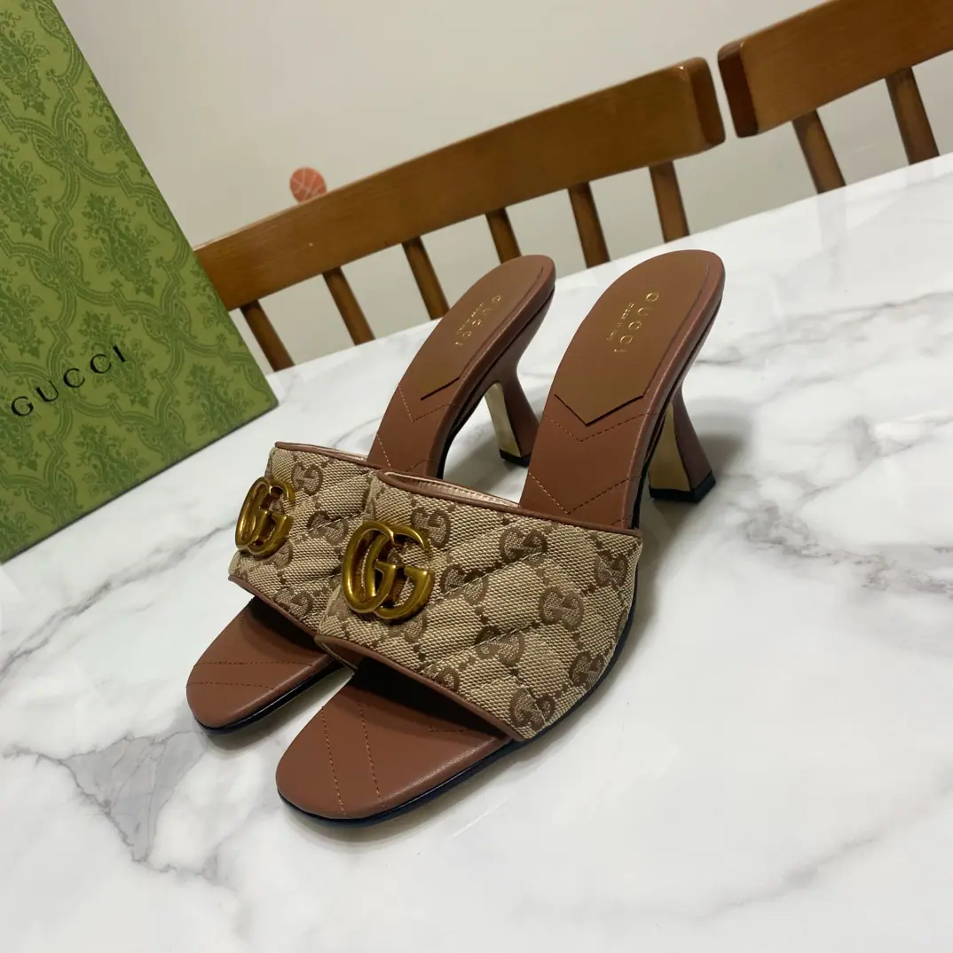 Gucci Guch. The early spring and hot.🔥The diamond-gring heel slippers., Original1:1Repeat, Big stars..The red is growing grass., Fashionful., ♪ New and original ♪, The upper foot is comfortable..White and thin. Shoe.🈶Skins of sheep./𝙂𝙂Brush, The pad is a goat's skin., That's a big one. He's tall.: 7.5CM Size: 35—39Code（34.40.41.42.43- It's a deal., No re-election.）