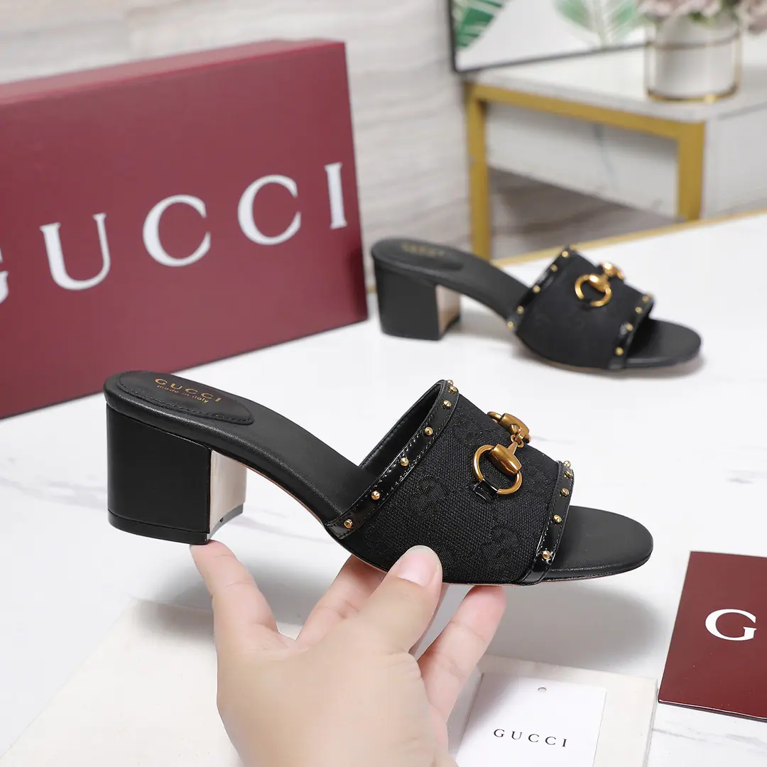 Top Version⚡ GucciA horse-done nailed lady slippers.❗❗ Material andYText Same Very good. 👍 It's comparable.ZGNo Gap✌ ️This high heels is now a classic brand., Inspired by the...GuccioGucciThe initials of the gentleman's name and initials of the chain of elements of the treasure are the same as the brand for the shoe.. ·Brands use different knittings and coloring to inject modern essence into classic slippers.. It's a classic to have a chain of diamonds.. Fabulous.: Importing cow paints Uchi.: Imports of sheep's skin He's tall.: 6.5Cm Otsumi!: Italian leather.. Codes: 35-41（41.42Do it.） Full original package！
