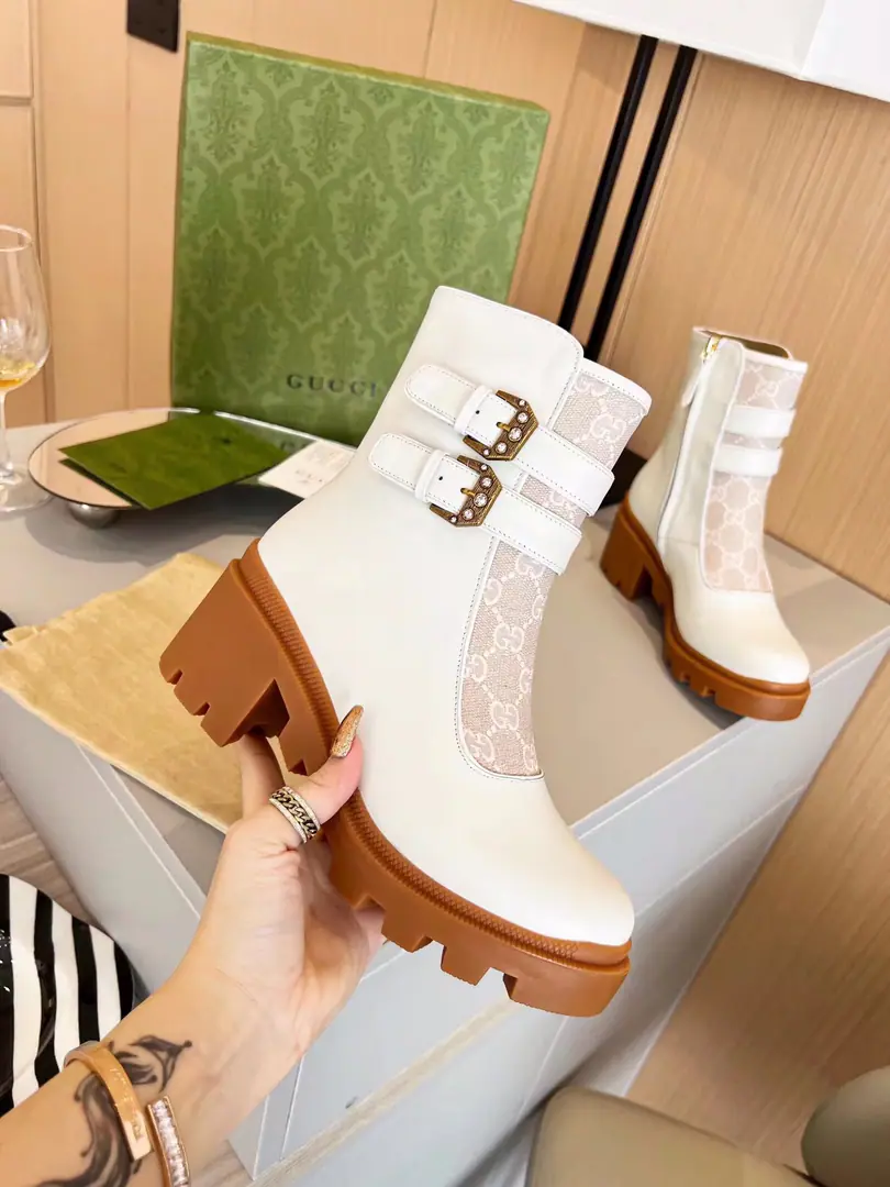 🌼 New Gugi.GUCCI Kick boots. It's a good pair of side zipper designs.[] Easy to wear., The ancient English wind., A front-decked water drill button.. Fabulous.:Black cow skin./Black beads./White cow skin. Uchi.:Bulls. Foot.:Bulls. Codes: 35-42#