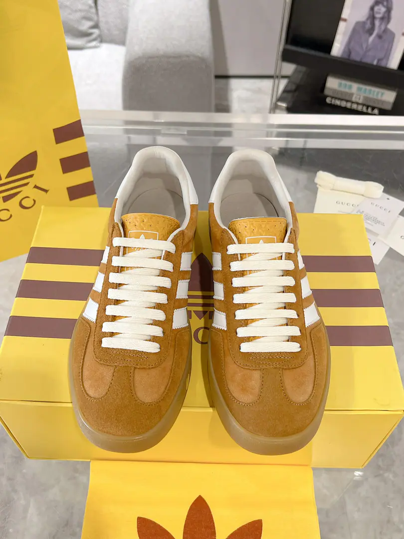 New upgrade Women Men Gucci x Adidas Joint contributions 23ss Fashion week show. Only correct top version of German shoes❗️❗️Global intensity of fire💯Web-wide maximum version contribution❗️❗️The couple's first. Codes:35-46（45.46I'll make sure I don't change it.）