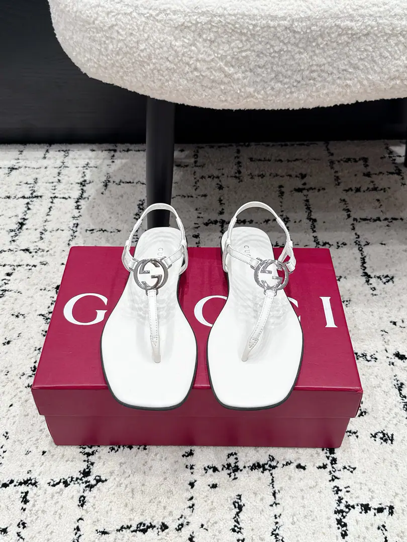 GucciGustz!26/ DoubleG"Slip the lady's sandals" The bare toes slippers are made of leather., The design elements of a square round and peace base are so smart that they are so modern.. The metal button details of the collection remind of brand fashion.！ ✔️Shoe.: Customize metal mirror skins/Bullskins. ✔️Uchi.: Lamb skin. ✔️Otsumi!: The rubber floor. ✔️Size: 35-42（40 41 42 Do it.）