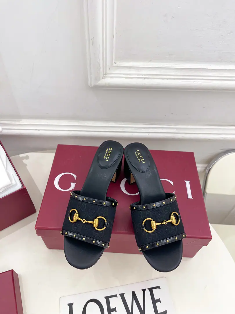 Gucci | Gustz! 26𝐬𝐬 ⭐️ GHome. The lead series finally came out., The bad guys are worth it.！The old classic. Create new designs ✨ ❥2026Spring and summer, old bouquet, nailed slippers. Requisition level！It's a great sense of excellence.！A huge amount of money from domestic and international bloggers.,Old and fashionable. It's easy to wear. The upper toe blew up.！BSThe official network is pushing., New Colours Update continuously🆕 ━━━━━ ЅᏇєєt ━━━━━ ▪️Shoe.: High-level custom importGGThe canvas. ▪️Uchi.: Imports of sheep's skin ▪️Otsumi!: Italian imports are so thick. ▪️He's tall.: 5.5cm ▪️Shoes.: 35-39（40.41.Customable） ▪️Plant price ▪️Numbering: 2608045