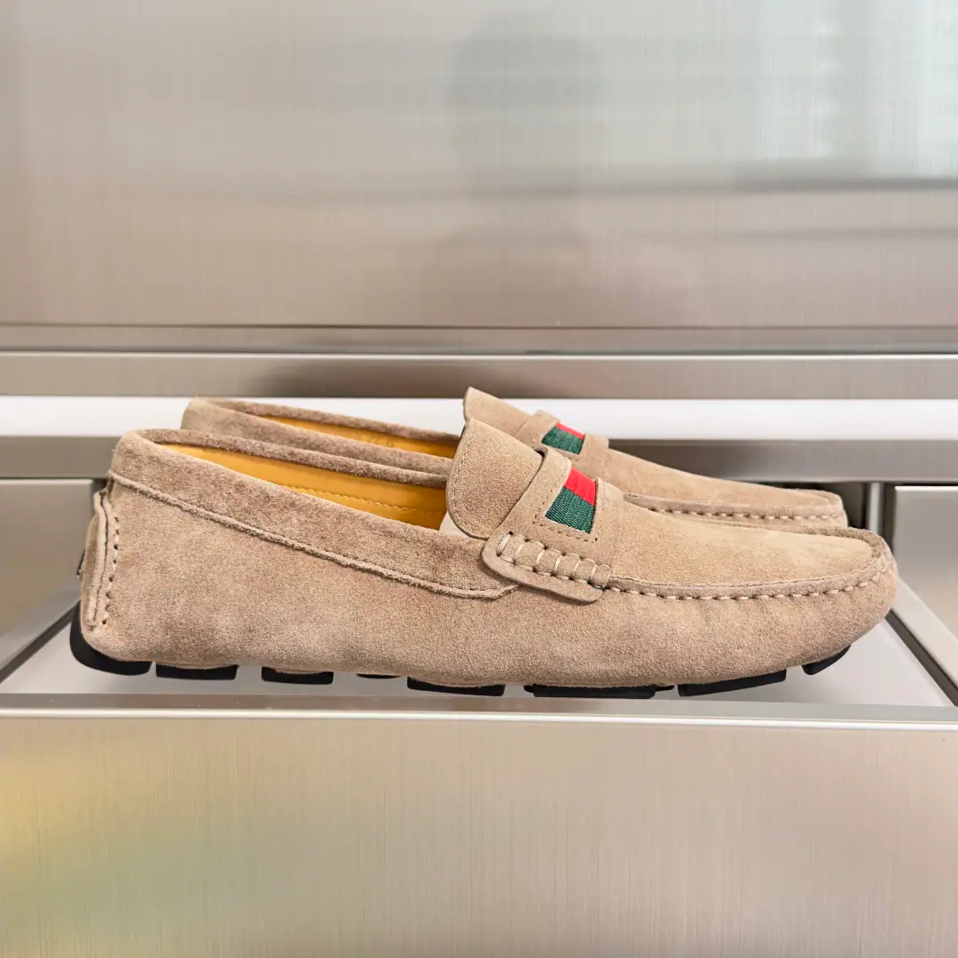 Top Version: Men GucciGustz! GHome. Latest Gentlemen. Old Money. Doudou shoes. A foot. Lazy. Leisure shoes. A simple and contemporary display of driving shoes, etc., Smart, skill-and-comfort experience.. This man's shoe-shoes are chosen for leather., The details of the weaving bands are carefully spelled out in the shoe tongue. Send a cabinet for fine packaging🛍📦 ▪️Fabulous.: Original customized import of head-level cattle skin ▪️Uchi.: Original custom customised in soft sheep skin ▪️Otsumi!: Original modeling of slide-resistant rubber material ▪️Bottom: 2.5CM ▪️size: Men39-45