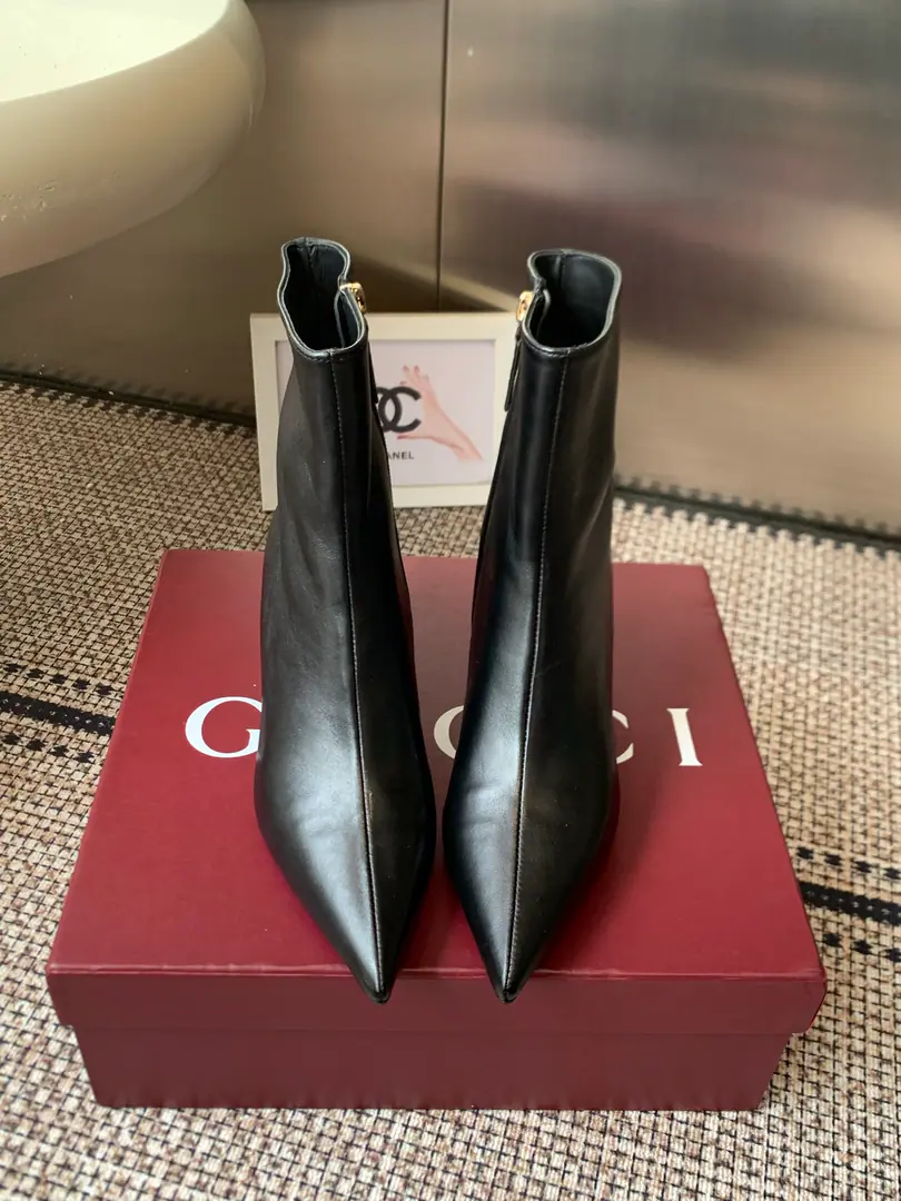 GUCCI Gustz! 26ssNew paragraph BombshellThe series of high-heads. Short boots. Ace of the past. The old slender, skinny boots are too out of the loop. Sneak-head design snuggles the scale. Side zipper design is out of focus. The boots are not swollen with their ankles. The rate of backsliding is too high. Low profile displays brand quality. Autumn and winter closets just need boots. Shoe-faced with a ding-tao./Lamb skin. The inside sheep. That's a big one. Codes: 35-42（40 41 42I'll make sure I don't change it.）