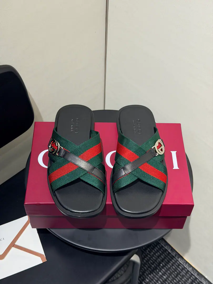 A man slips sand sand sand sand sand sand sandals and cross slippers. Generation GucciI've been digging into the brand's archive code., And combine the designs of different generations.,It's a unique aesthetic narrative.. The colored pull-over sign added a little bit of precision to this man's sand sand sand sandbox., It's perfect for a trip in a warm weather.. Bring flowers across the weave An old-fashioned logo with a sonic pattern., A cushion in the soles of rubber shoes and sheep with a cross-trip tape. Codes:38~46Code