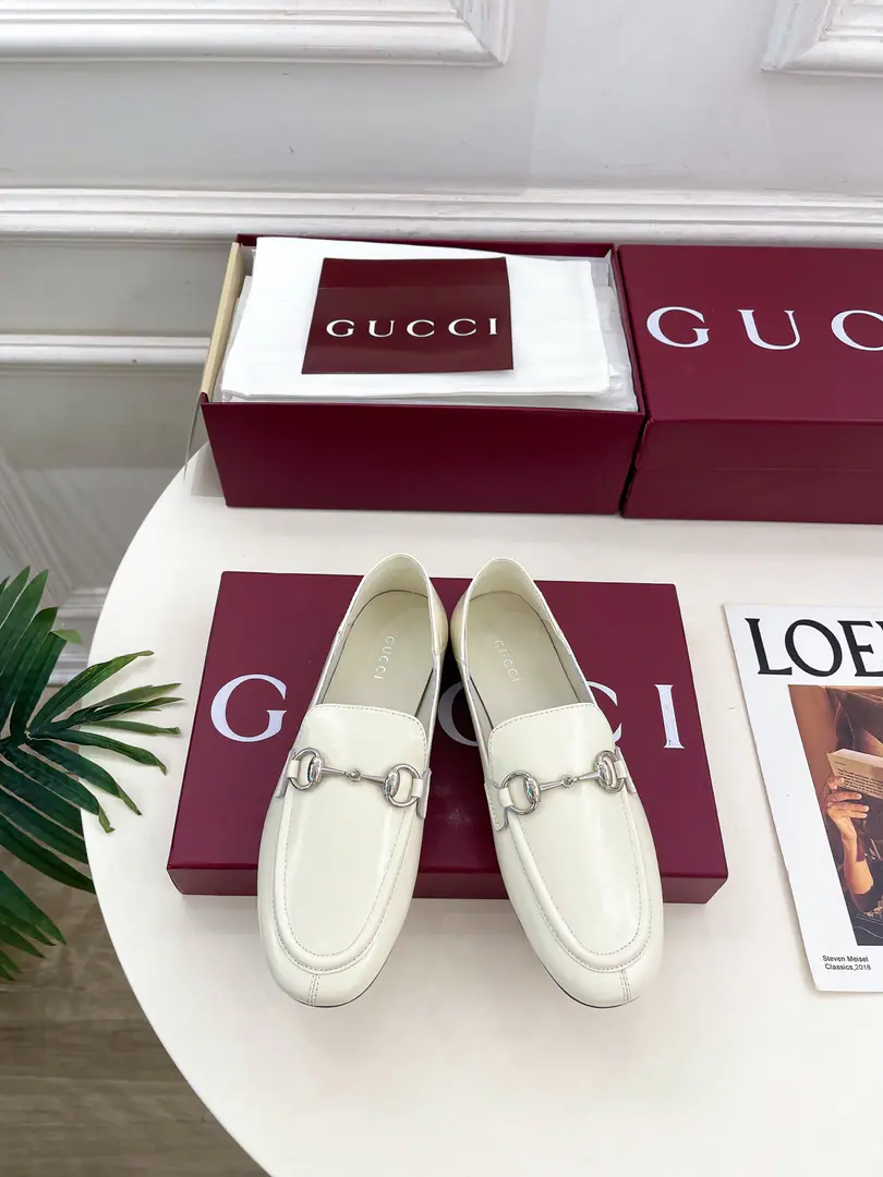 Gucci | Gustz! 26𝐬𝐬 ⭐️ GHome. The lead series finally came out., The bad guys are worth it.！The old classic. Create new designs ✨ ❥2026The new classics are on the flat-line Leafle shoes. Requisition level！It's a great sense of excellence.！A huge amount of money from domestic and international bloggers.,Old and fashionable. It's easy to wear. The upper toe blew up.！BSThe official network is pushing., New Colours Update continuously🆕 ━━━━━ ЅᏇєєt ━━━━━ ▪️Shoe.: High-prescription imports of leather ▪️Uchi.: Imports of sheep's skin ▪️Otsumi!: Italian imports are so thick. ▪️He's tall.: Floor ▪️Shoes.: 35-39（40.41.Customable） ▪️Plant price ▪️Numbering: 2608045