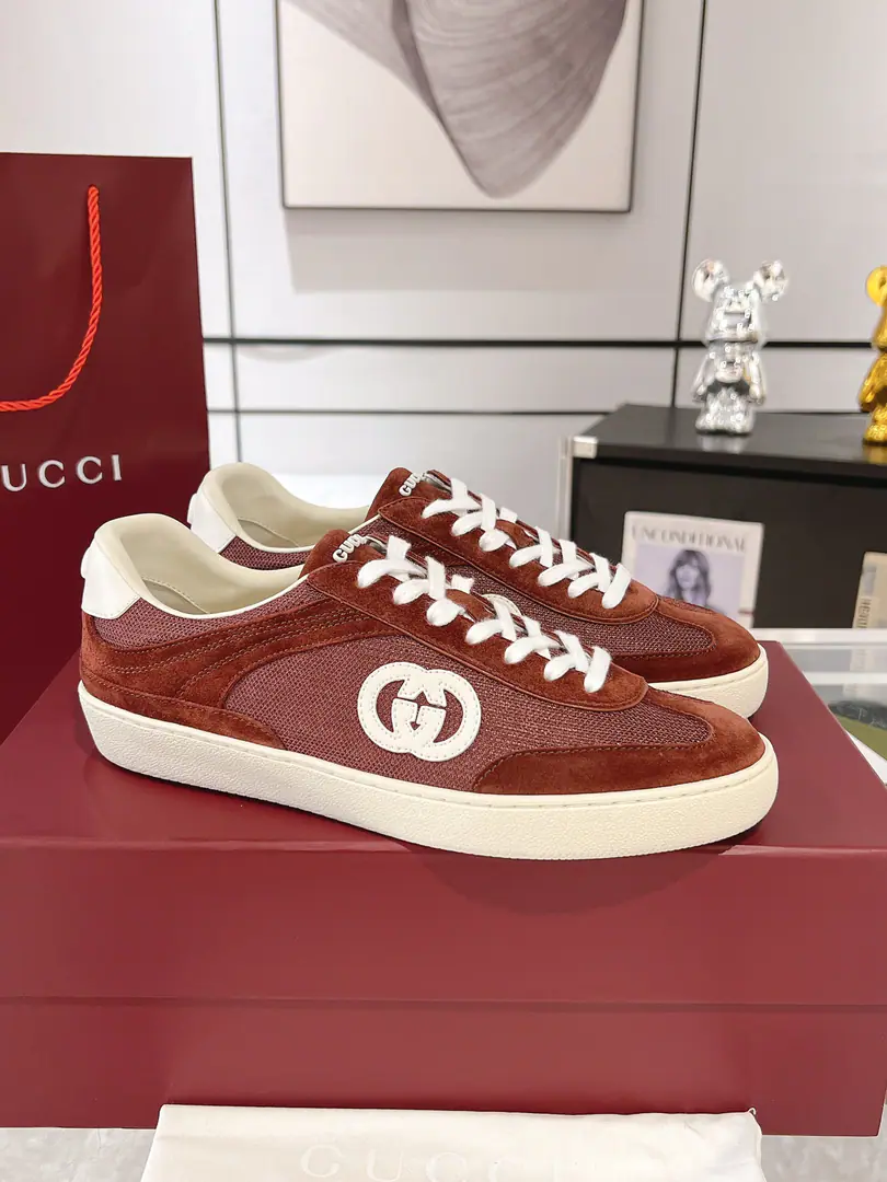 Upgrade Gucci Couples.GLeisure shoes. White shoes. ❗️❗️😎Original procurement development Make the goods. Innovative suture processes are used for production, Makes a water-like flow quality.. Leather design with 3D rectangular double buttonGLeather fittings andGucciLetter accessories, By3DThe quality of the flow of the whole efficacious shoe. Send a cabinet for fine packaging Shoe.: Cows are counter-feat.➕Network Codes:35-45（Women41.45I'll make sure I don't change it.）