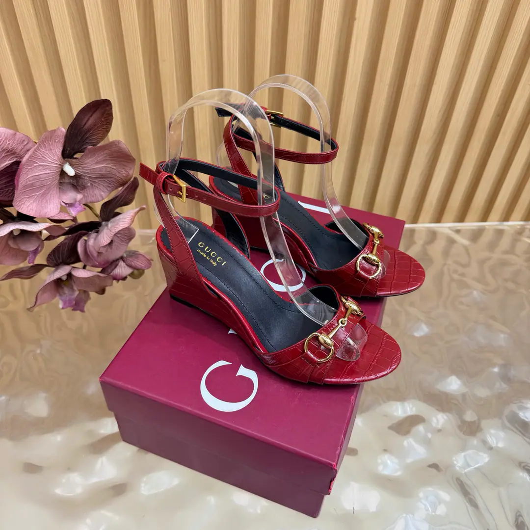💜Gucci/Good-looking old-fashioned horse-stamped sandals. G- Homemarked title button. ♪ And the bumpy-ass sandals ♪ A lovely and comforting fashion feast is now opening.. These sandals. It's classics that clash with modern passion. Every step is a self-confidence expression with a plaque of taste.. A smart stretch of legs. Raise the overall profile. To make you feel comfortable in walking. The thick sub-design adds stability. Walking is more comfortable. No, no, no.. The fabric is based on original pedestal skin./Painted skin. The insides are all parchment. Italian imports are so thick. He's tall.: 8cm size: 35-39（40/41/42Custom）