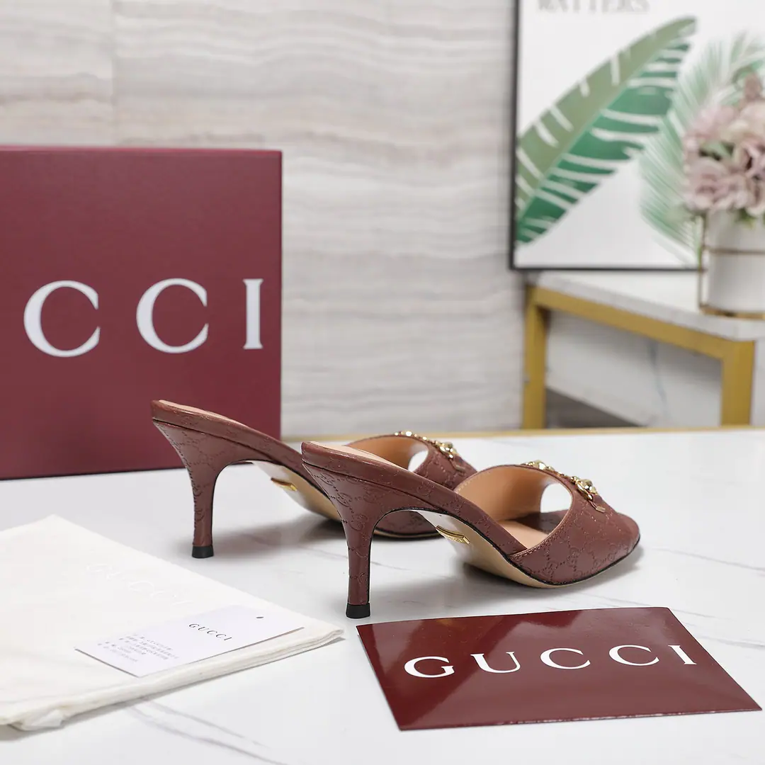 🌸GucciMaximum Version！ 💯💯／2026Summer New Money Heel slippers. Requisition level, Top Quality！👏 Original purchase1:1Top Cycling！ Material andYText Same Very good. 👍 It's comparable.ZGNo Gap✌ ️This high heels is now a classic brand., Inspired by the...GuccioGucciThe initials of the gentleman's name and initials of the chain of elements of the treasure are the same as the brand for the shoe.. ·Brands use different knittings and coloring to inject modern essence into classic slippers.. It's a classic to have a chain of diamonds.. Fabulous.: Imported skins of pressurized cattle Uchi.: Imports of sheep's skin He's tall.: 7.5CM Otsumi!: Italy is a big-ass country.. Codes: 35-41（41.42Do it.） Full original package！
