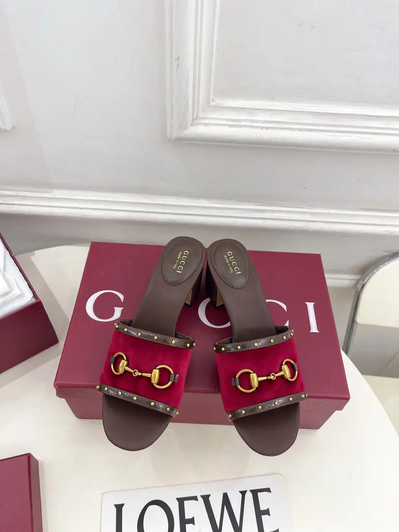 Gucci | Gustz! 26𝐬𝐬 ⭐️ GHome. The lead series finally came out., The bad guys are worth it.！The old classic. Create new designs ✨ ❥2026Spring and summer, old bouquet, nailed slippers. Requisition level！It's a great sense of excellence.！A huge amount of money from domestic and international bloggers.,Old and fashionable. It's easy to wear. The upper toe blew up.！BSThe official network is pushing., New Colours Update continuously🆕 ━━━━━ ЅᏇєєt ━━━━━ ▪️Shoe.: High-level custom importGGThe canvas. ▪️Uchi.: Imports of sheep's skin ▪️Otsumi!: Italian imports are so thick. ▪️He's tall.: 5.5cm ▪️Shoes.: 35-39（40.41.Customable） ▪️Plant price ▪️Numbering: 2608045
