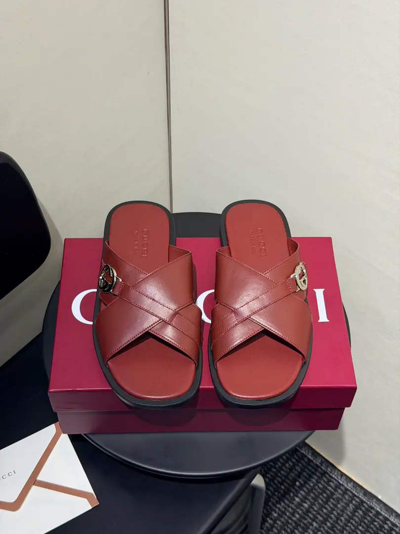A man slips sand sand sand sand sand sand sandals and cross slippers. Generation GucciI've been digging into the brand's archive code., And combine the designs of different generations.,It's a unique aesthetic narrative.. The colored pull-over sign added a little bit of precision to this man's sand sand sand sandbox., It's perfect for a trip in a warm weather.. Bring flowers across the weave An old-fashioned logo with a sonic pattern., A cushion in the soles of rubber shoes and sheep with a cross-trip tape. Codes:38~46Code