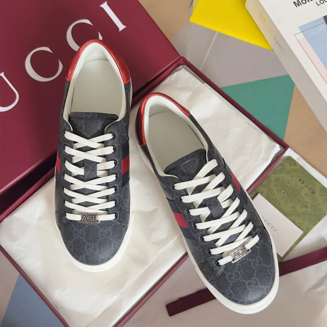 Top Version: Men GucciGood riddance.AceSeries Honeybee. White shoes. Couple money. Leisure Sports shoes Original procurement development Make the goods. Guzérèse since the day he was born, AceThe series of sports shoes continues the brand narrative., The craftsman's masters are singles.. The new series is designed with a very low profile., The match is for details., ♪ Shine the sports shoe style ♪. Tie with fixed garb“ACE”Metal sign, The thick structure is a shoe-like thing.. GucciThe classic red striped strips add charm to the whole design.. Send a cabinet for fine packaging🛍📦 ▪️Fabulous.: Original import of head-level cattle skin ▪️Uchi.: Original custom custom customised soft sheep skin ▪️Shoes under the sole.: Original OpenTPUSlipboard Base ▪️Bottom: 3CM ▪️Size: Men39-45