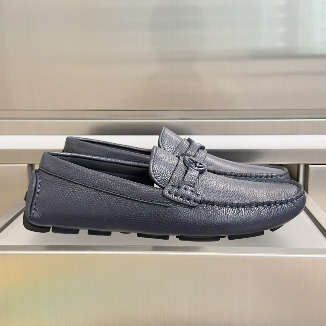 Top Version: Men GucciGustz! GHome. Latest Gentlemen. Old Money. Doudou shoes. A foot. Lazy. Leisure shoes. A simple and contemporary display of driving shoes, etc., Smart, skill-and-comfort experience.. This man's shoe-shoes are chosen for leather., The details of the weaving bands are carefully spelled out in the shoe tongue. Send a cabinet for fine packaging🛍📦 ▪️Fabulous.: Original customized import of head-level cattle skin ▪️Uchi.: Original custom customised in soft sheep skin ▪️Otsumi!: Original modeling of slide-resistant rubber material ▪️Bottom: 2.5CM ▪️size: Men39-45