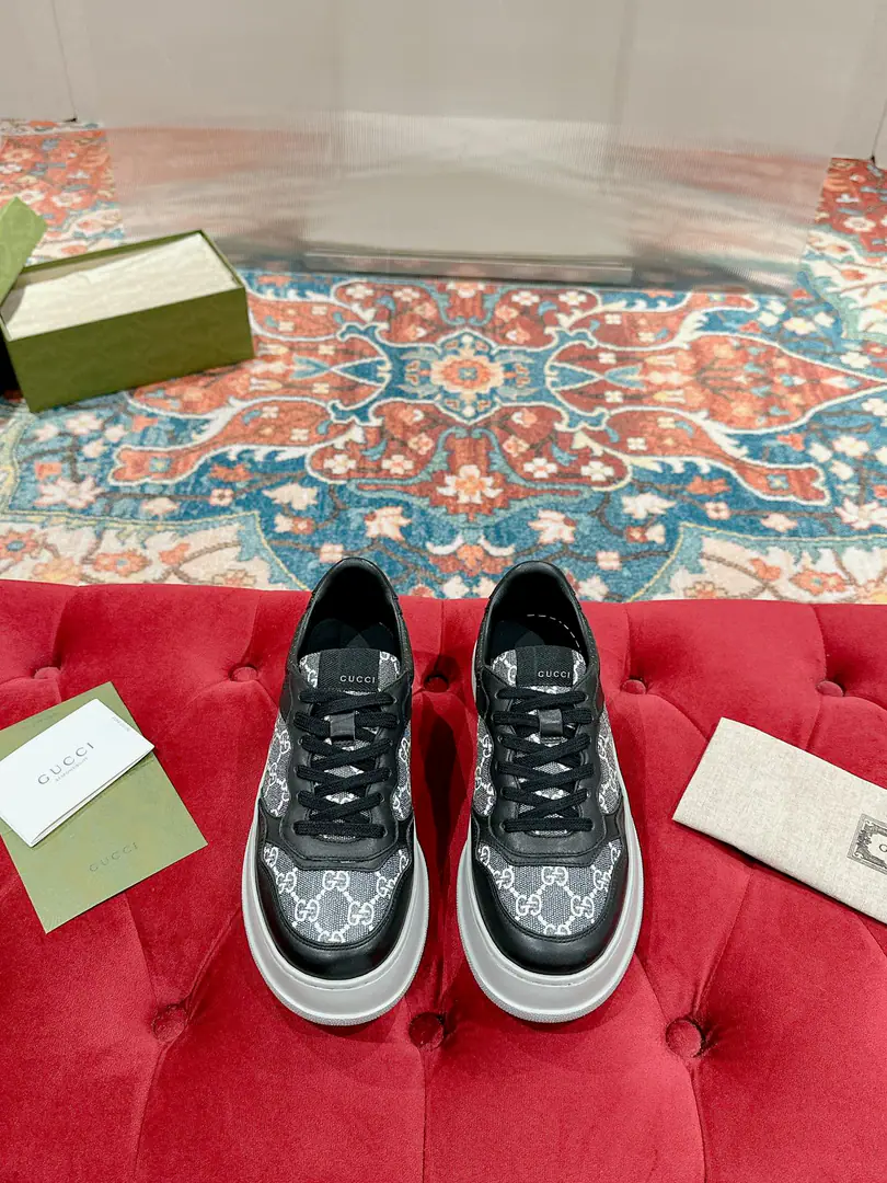 🅿️ 👑Gucci🍀🍀A pair of cozy biscuits. Gucci Chunky BSeries of sneakers～- Let's go with Daddy's shoes. White shoes. Three classic elements of dirty shoes are the design of the sport and leisure mix that brands promote.. The thick sub-structures show a resonance of the sneakers., The most important thing is the shoes are very light.. The classic old flower band., Round shoe head., It's a chocolate system., It's a reminiscent feeling., The effect of the increase is extremely high., The soles are very soft and comfortable.😌Wear it all seasons., It's more of a mood to wear it in the fall.💯 ·Fabulous.: Original customized cow skins（The classic old flower cloth., Puncture., Ballasting process） ·Otsumi!:Rubber Bottom ·Uchi.:Import of sheep skin ·He's tall.:NYO5cm ·Size:Women35-40 Men39-44（Women41 Men45 Custom without re-offer）