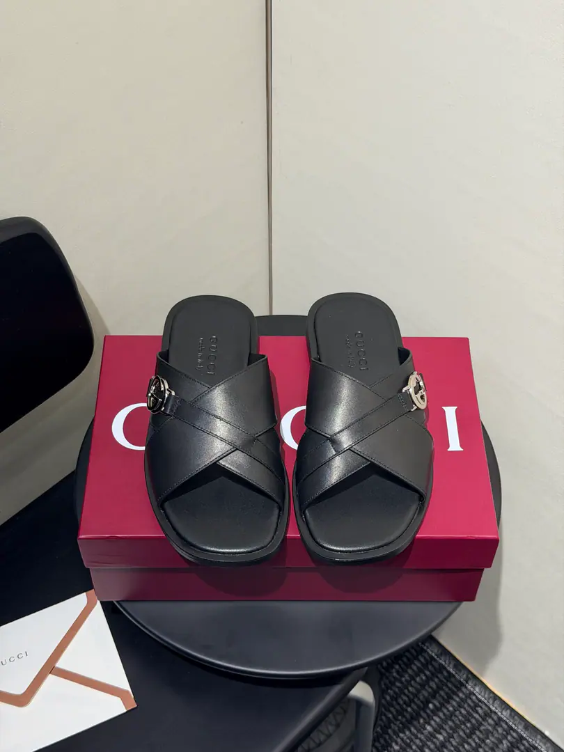 A man slips sand sand sand sand sand sand sandals and cross slippers. Generation GucciI've been digging into the brand's archive code., And combine the designs of different generations.,It's a unique aesthetic narrative.. The colored pull-over sign added a little bit of precision to this man's sand sand sand sandbox., It's perfect for a trip in a warm weather.. Bring flowers across the weave An old-fashioned logo with a sonic pattern., A cushion in the soles of rubber shoes and sheep with a cross-trip tape. Codes:38~46Code