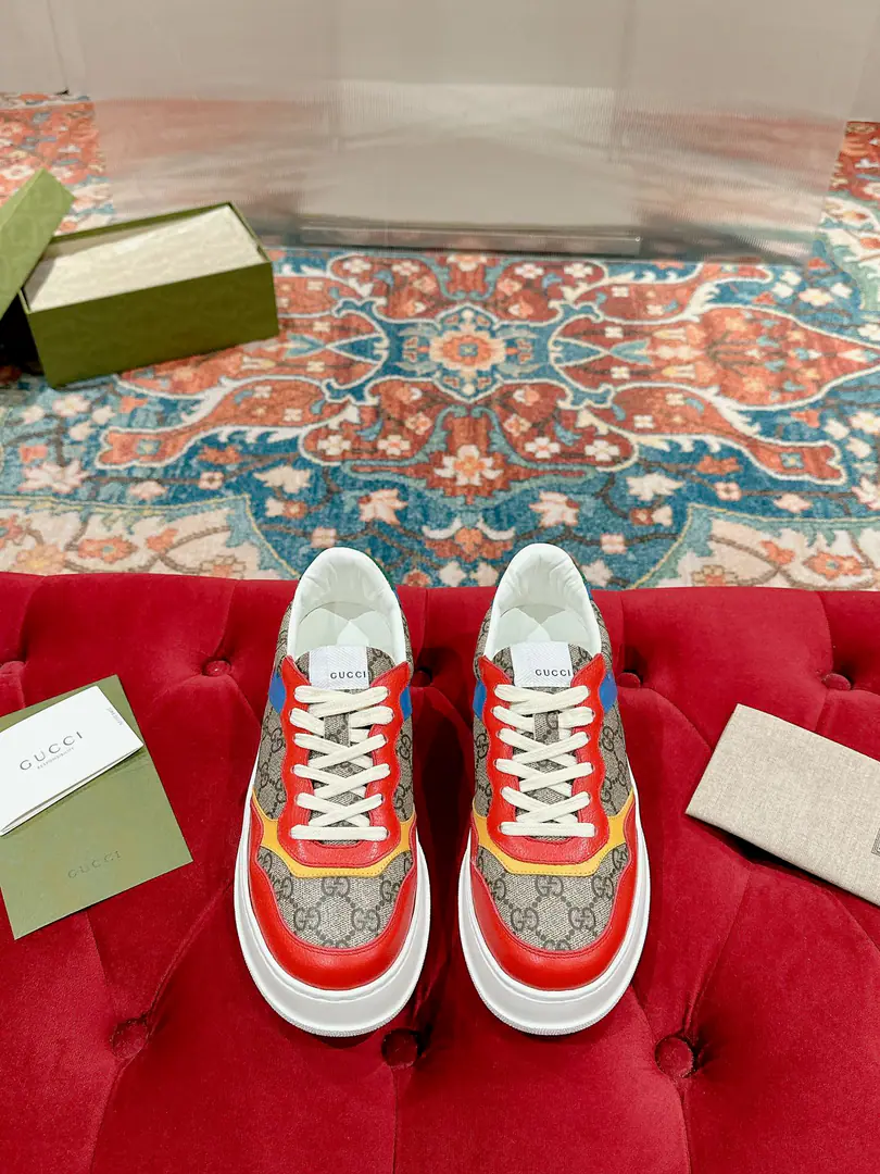 🅿️ 👑Gucci🍀🍀A pair of cozy biscuits. Gucci Chunky BSeries of sneakers～- Let's go with Daddy's shoes. White shoes. Three classic elements of dirty shoes are the design of the sport and leisure mix that brands promote.. The thick sub-structures show a resonance of the sneakers., The most important thing is the shoes are very light.. The classic old flower band., Round shoe head., It's a chocolate system., It's a reminiscent feeling., The effect of the increase is extremely high., The soles are very soft and comfortable.😌Wear it all seasons., It's more of a mood to wear it in the fall.💯 ·Fabulous.: Original customized cow skins（The classic old flower cloth., Puncture., Ballasting process） ·Otsumi!:Rubber Bottom ·Uchi.:Import of sheep skin ·He's tall.:NYO5cm ·Size:Women35-40 Men39-44（Women41 Men45 Custom without re-offer）