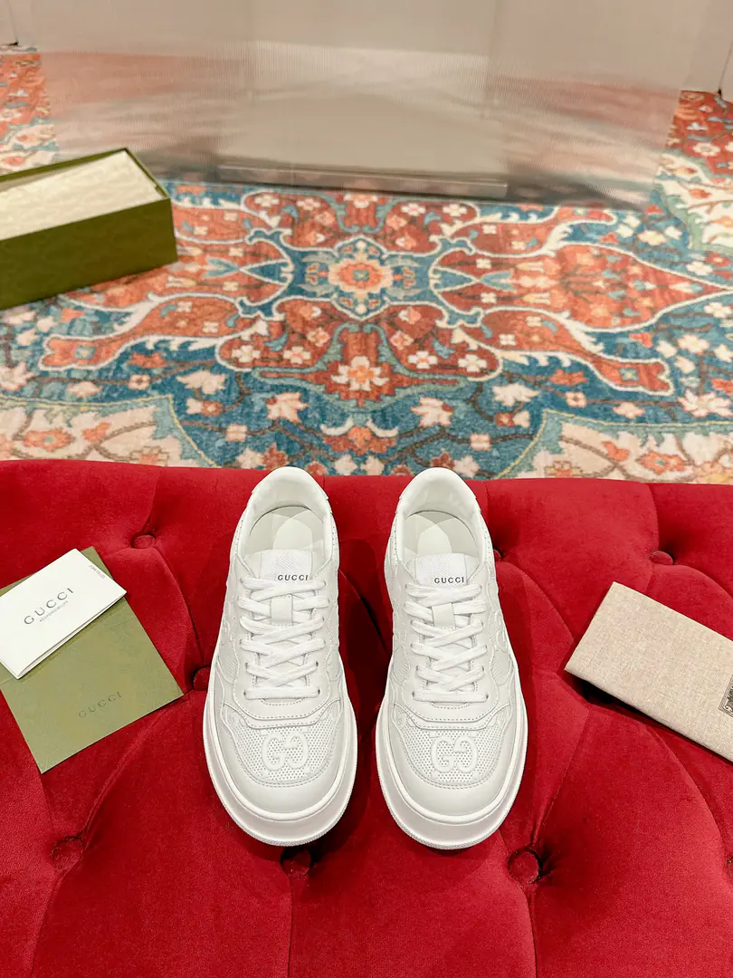 🅿️ 👑Gucci🍀🍀A pair of cozy biscuits. Gucci Chunky BSeries of sneakers～- Let's go with Daddy's shoes. White shoes. Three classic elements of dirty shoes are the design of the sport and leisure mix that brands promote.. The thick sub-structures show a resonance of the sneakers., The most important thing is the shoes are very light.. The classic old flower band., Round shoe head., It's a chocolate system., It's a reminiscent feeling., The effect of the increase is extremely high., The soles are very soft and comfortable.😌Wear it all seasons., It's more of a mood to wear it in the fall.💯 ·Fabulous.: Original customized cow skins（The classic old flower cloth., Puncture., Ballasting process） ·Otsumi!:Rubber Bottom ·Uchi.:Import of sheep skin ·He's tall.:NYO5cm ·Size:Women35-40 Men39-44（Women41 Men45 Custom without re-offer）