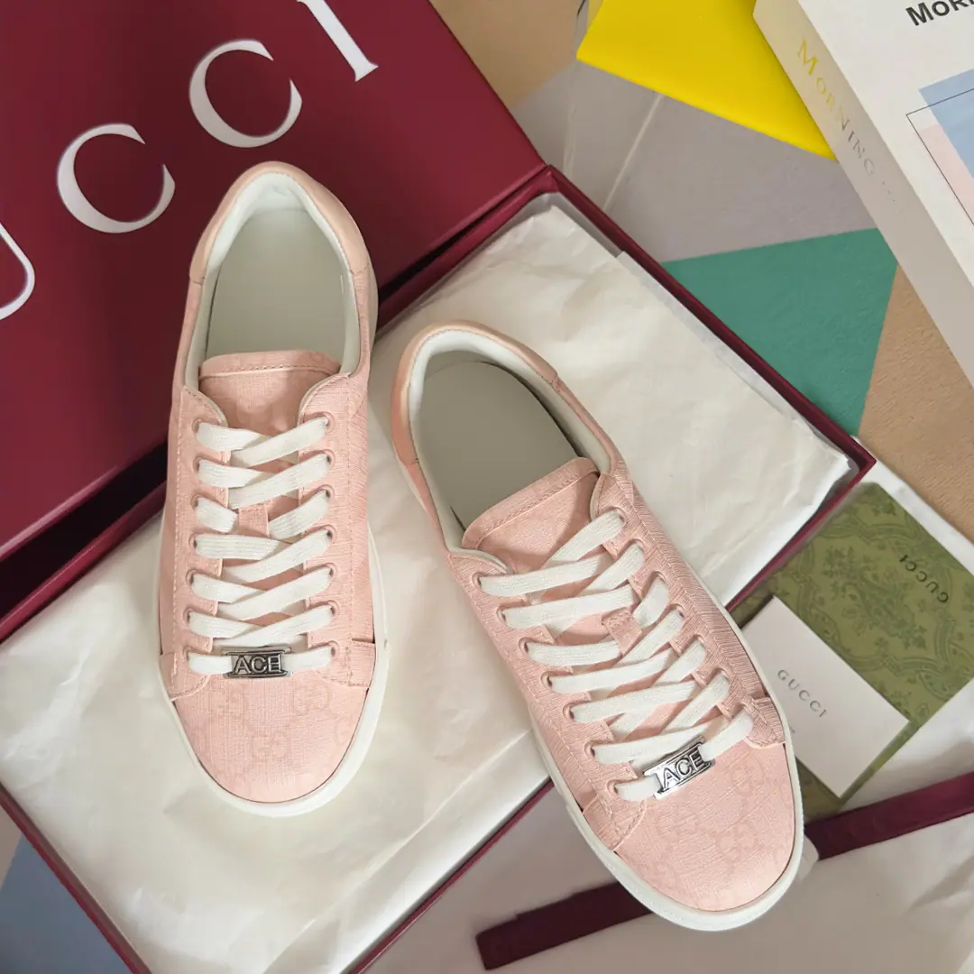 Top Version: Female GucciGood riddance.AceSeries Honeybee. White shoes. Couple money. Leisure Sports shoes Original procurement development Make the goods. Guzérèse since the day he was born, AceThe series of sports shoes continues the brand narrative., The craftsman's masters are singles.. The new series is designed with a very low profile., The match is for details., ♪ Shine the sports shoe style ♪. Tie with fixed garb“ACE”Metal sign, The thick structure is a shoe-like thing.. GucciThe classic red striped strips add charm to the whole design.. Send a cabinet for fine packaging🛍📦 ▪️Fabulous.: Original import of head-level cattle skin ▪️Uchi.: Original custom custom customised soft sheep skin ▪️Shoes under the sole.: Original OpenTPUSlipboard Base ▪️Bottom: 3CM ▪️Size: Female35-40