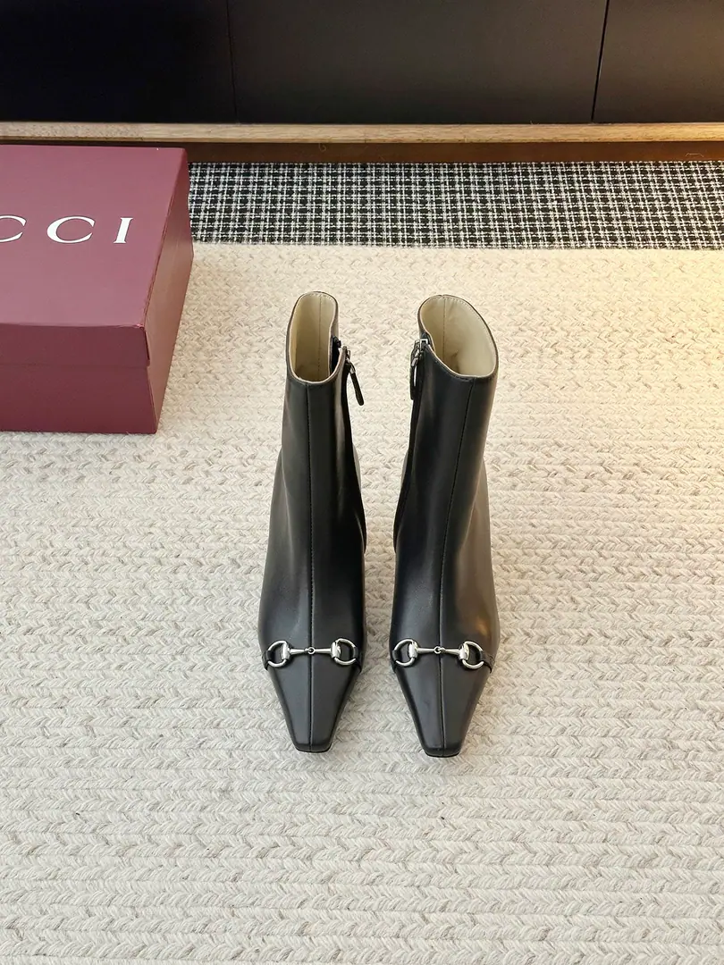 𝐆𝐮𝐜𝐜𝐢Gucci's new shoes. Put it on., The air is full., ♪ I'm so confident ♪～I mean, it's either a work shift or a date., A pair of high-quality heels can make you the focus..I'll pull the legs., Little man turns 1 m8！A dress is elegant., You're so smart in your pants., ♪ And I'm gonna be a little more comfortable ♪～ ➢Shoe-faced material: Original Layout/Head-decked cow skin. ➢The contents of the shoes.: Lamb skin. ➢Shoe bottom material: The original open-up is really leather.【5.5CM】 ➢Shoes.: 35-42（40.41.42No re-election.）