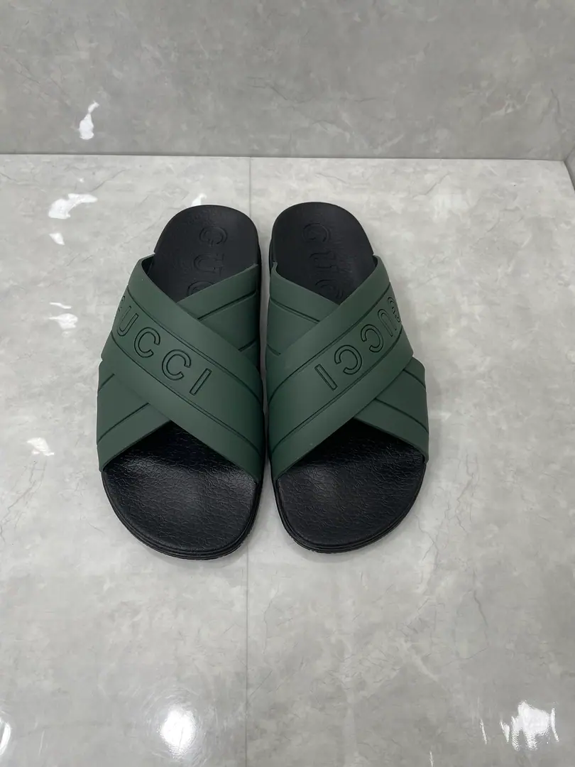 🌹Gucci The men and women of the official network are wearing rubber slippers. The hybrid style continues to enrich brand stories., I want to integrate unexpected elements into modern shape.. This slide sandal is made of rubber soles., It reminds me of the soles of the sneakers.. The table is made of the green and red combinations that are the most unique of brand stripes.. Green and redweeded rubber Same paragraph for men and women Cross-band. GucciPump flowers. Rubber soles Low-skin. 1.2" Height Italian manufacture Codes36～46Code