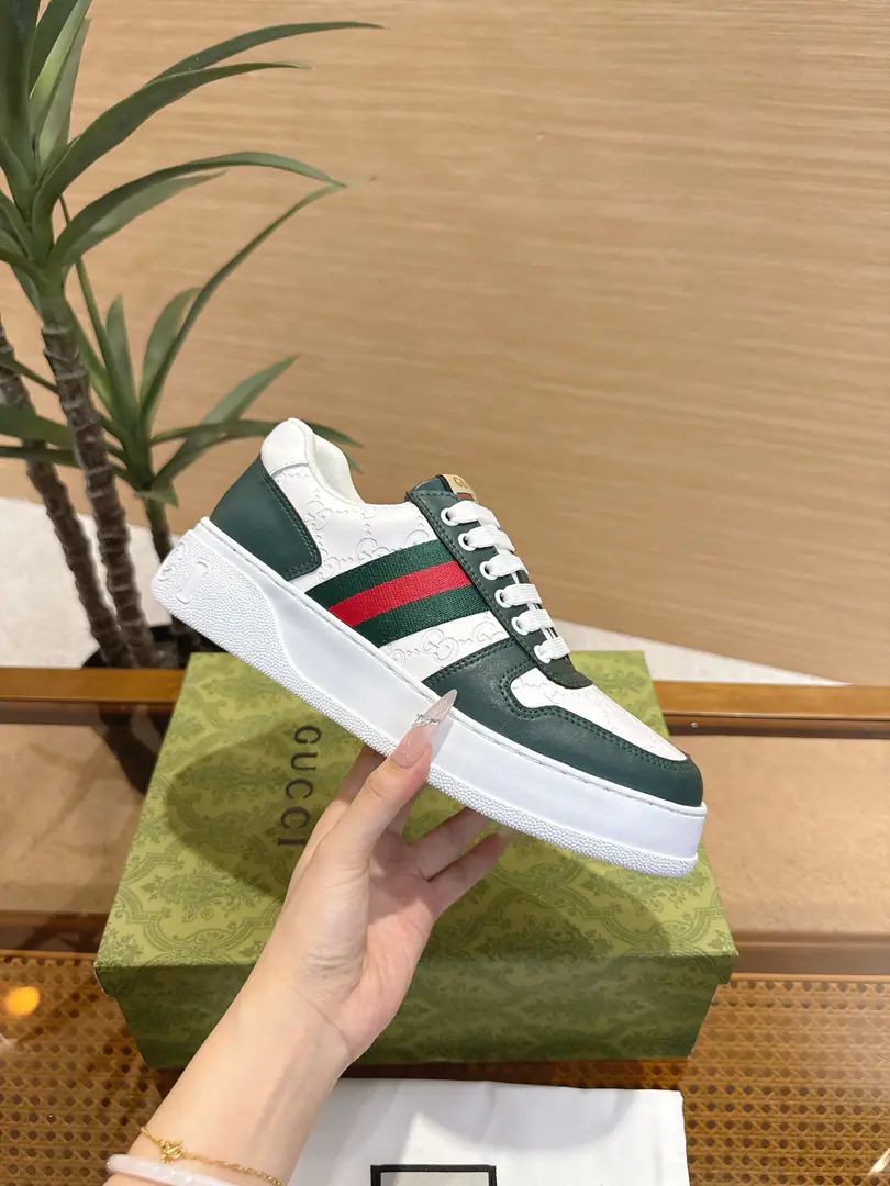 GucciCrackers, shoes.｜The couple money is so good.✨ The Gudz cabinet is running a cookie shoe in parallel., A quality upgrade of classic white shoes., The regenerate atmosphere is so strong that it's so simple.. Shoes face customize cattle skins using the original, It's a classic old flower cloth., Multiple processes of piercing and pressure stripes, It's a very good recognition.. Side-marked red greenweed band, Back and back.GG Logo, Details are in place.. 4cmThe bubbles are so light and thick., Sneaking legs., The upper foot doesn't weigh too much., Walk light and not tired.. Super multi-colour option, Black and White Jane., Old flowers are old., Both boys and girls can handle it., It's a couple's shoe. It's a really good match.. I'm a pair of jeans., The dress is all right., I'm not wrong about traveling.. Female size35‑40｜Men39‑45, Positive buy. #GucciBiscuit shoes. #Good-ass shoes. #Couple shoes. #Small white shoes.