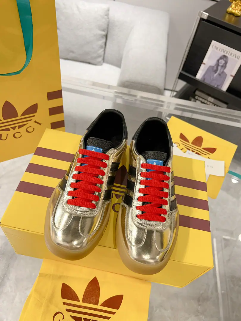 New upgrade Women Men Gucci x Adidas Joint contributions 23ss Fashion week show. Only correct top version of German shoes❗️❗️Global intensity of fire💯Web-wide maximum version contribution❗️❗️The couple's first. Codes:35-46（45.46I'll make sure I don't change it.）