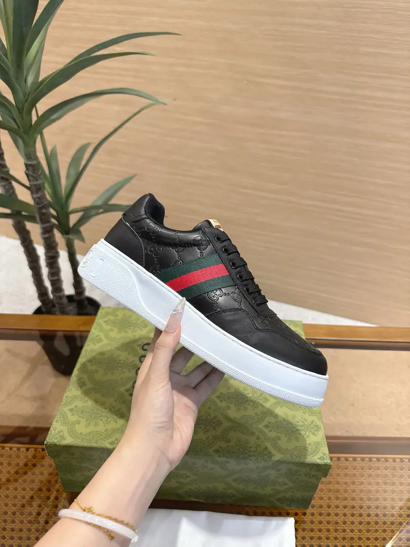 GucciCrackers, shoes.｜The couple money is so good.✨ The Gudz cabinet is running a cookie shoe in parallel., A quality upgrade of classic white shoes., The regenerate atmosphere is so strong that it's so simple.. Shoes face customize cattle skins using the original, It's a classic old flower cloth., Multiple processes of piercing and pressure stripes, It's a very good recognition.. Side-marked red greenweed band, Back and back.GG Logo, Details are in place.. 4cmThe bubbles are so light and thick., Sneaking legs., The upper foot doesn't weigh too much., Walk light and not tired.. Super multi-colour option, Black and White Jane., Old flowers are old., Both boys and girls can handle it., It's a couple's shoe. It's a really good match.. I'm a pair of jeans., The dress is all right., I'm not wrong about traveling.. Female size35‑40｜Men39‑45, Positive buy. #GucciBiscuit shoes. #Good-ass shoes. #Couple shoes. #Small white shoes.