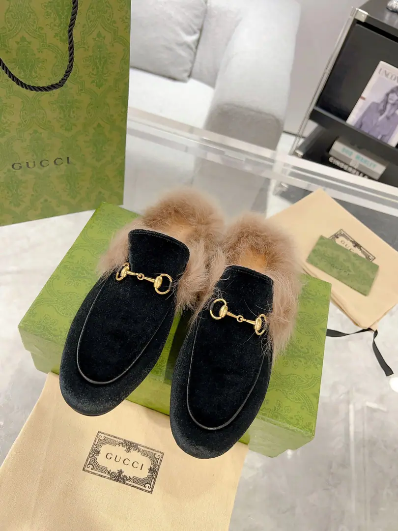 Plant price Top Version GUCCI, Shoe-faced material Leather., I'll put my feet on the back of my head., The series of slippers has become...GUCCIThe main one in the series., Don't be so mean and full of motten spirits., The apparel is a fashion interpretation of the horse's title, the lullaby shoes., The prettiest upgrade in the early spring series.. Codes35-40, 41No, no, no, no, no.