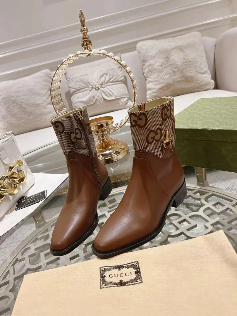 💖 GucciThe latest Guchtsiu Winter buster with a half-stamp boot., Omer punk boots. The title buttons with the boots are the same as the big fan on Pony Street.. Shoe.: Italian imports of calf skin Codes: 35-42#