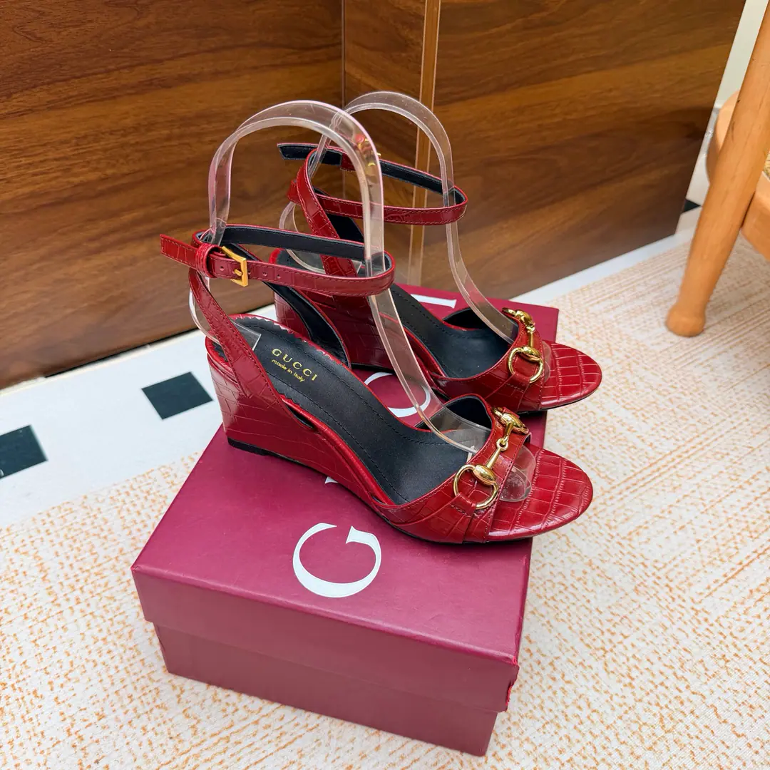 💜Gucci/Good-looking old-fashioned horse-stamped sandals. G- Homemarked title button. ♪ And the bumpy-ass sandals ♪ A lovely and comforting fashion feast is now opening.. These sandals. It's classics that clash with modern passion. Every step is a self-confidence expression with a plaque of taste.. A smart stretch of legs. Raise the overall profile. To make you feel comfortable in walking. The thick sub-design adds stability. Walking is more comfortable. No, no, no.. The fabric is based on original pedestal skin./Painted skin. The insides are all parchment. Italian imports are so thick. He's tall.: 8cm size: 35-39（40/41/42Custom）
