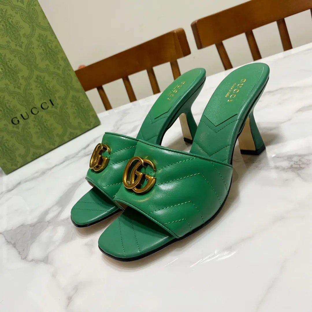 Gucci Guch. The early spring and hot.🔥The diamond-gring heel slippers., Original1:1Repeat, Big stars..The red is growing grass., Fashionful., ♪ New and original ♪, The upper foot is comfortable..White and thin. Shoe.🈶Skins of sheep./𝙂𝙂Brush, The pad is a goat's skin., That's a big one. He's tall.: 7.5CM Size: 35—39Code（34.40.41.42.43- It's a deal., No re-election.）