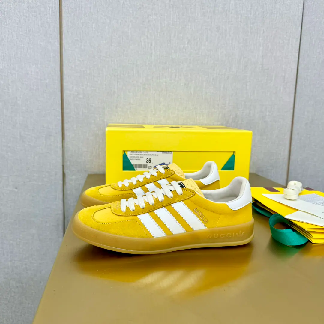 Plant price Heavy Coname Adidas｜GUCCI🔥SanaflogoDesigned for elements with three marker poles☘️♪ Take it with the only one ♪GUCCI Both sides choose.adidas originalsClassic Shoes GazalleTo Blue., The soles of the shoes are with grass and grass.GUCCI logo, A snake., Fly face., The skin is covered in texture on the shoe., The combination of luxuries and sports winds is not a disservice.. Three-storyed German shoes are still going to be a little bit more fun this year.！Codes35One.46